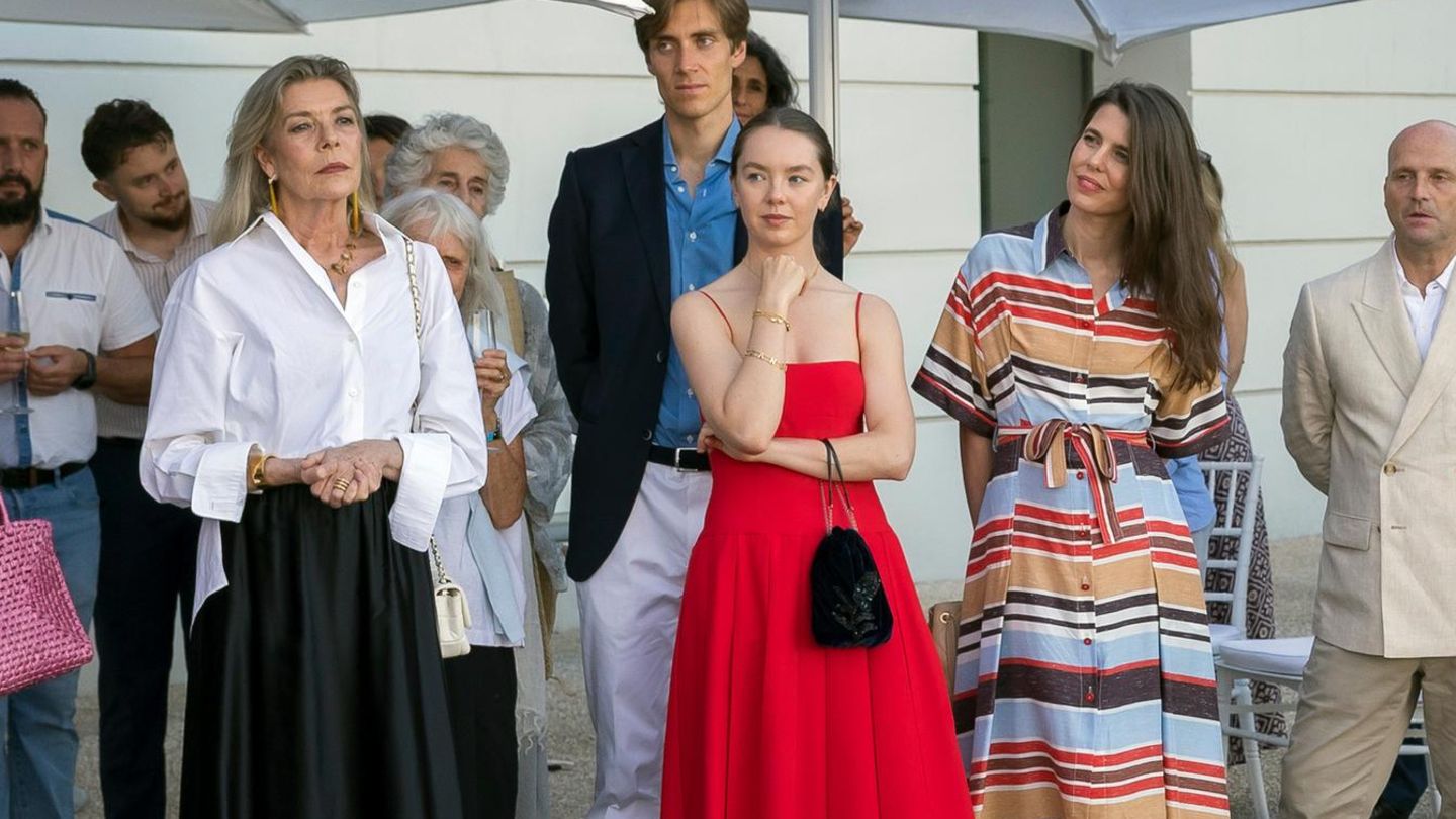 Royale-Looks-Das-stylische-Mutter-T-chter-Trio-sorgt-wieder-f-r-Aufsehen