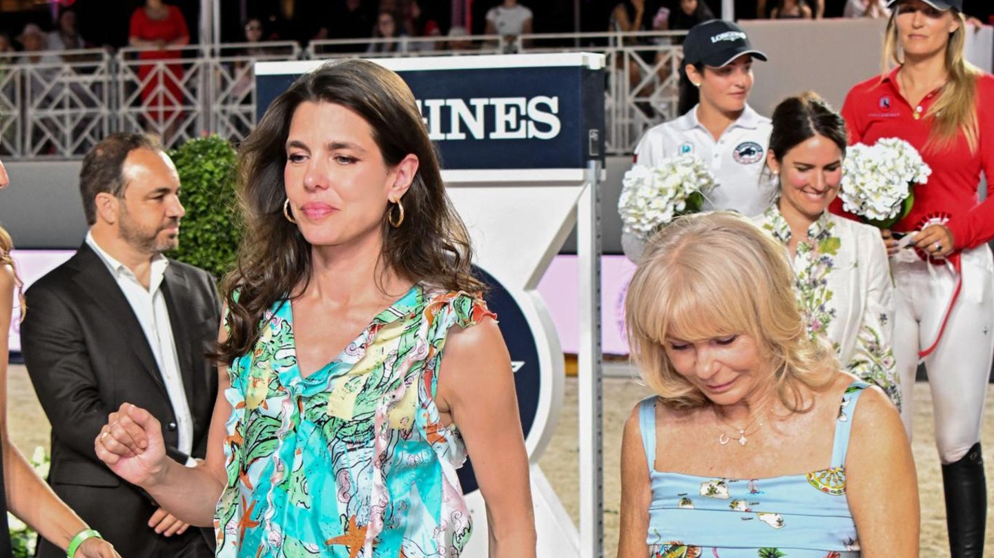 Fashion-Looks-Aquatischer-Hingucker-Beim-Pferderennen-sorgt-sie-f-r-offene-M-nder