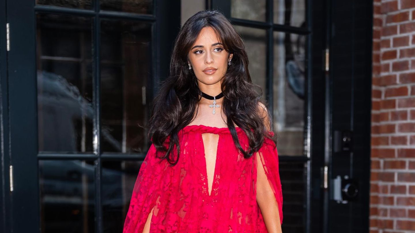 Prominente-Hochzeitsg-ste-mit-Stil-Camila-Cabello-sorgt-mit-Styling-f-r-Swift-Hochzeit-f-r-Furore