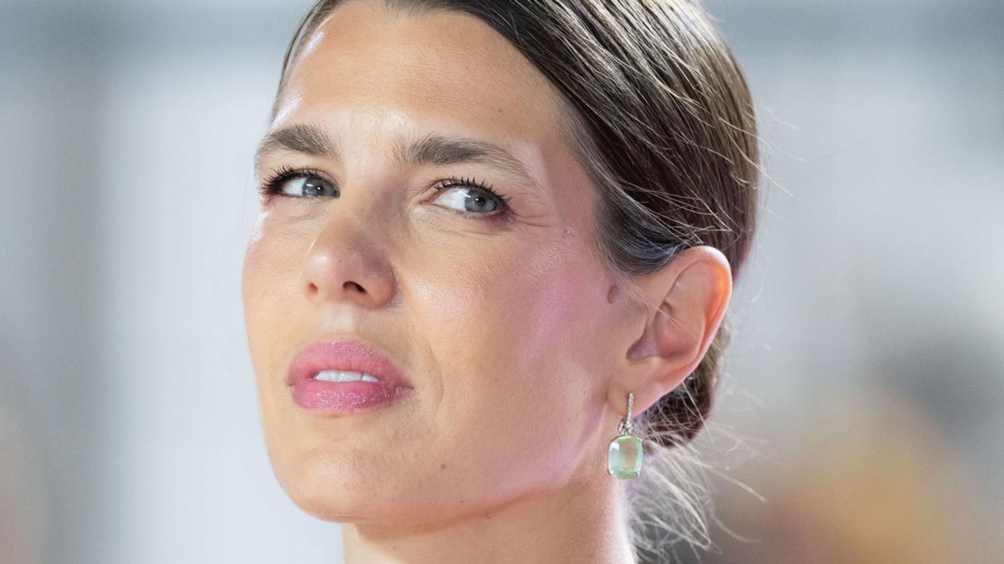 Charlotte-Casiraghi-Beim-Springreitturnier-verzaubert-sie-mit-Traum-in-Wei-