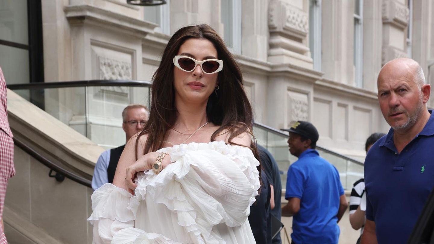 Anne-Hathaway-Elegant-inszeniert-So-lenkt-ihr-Look-vom-Babybauch-ab