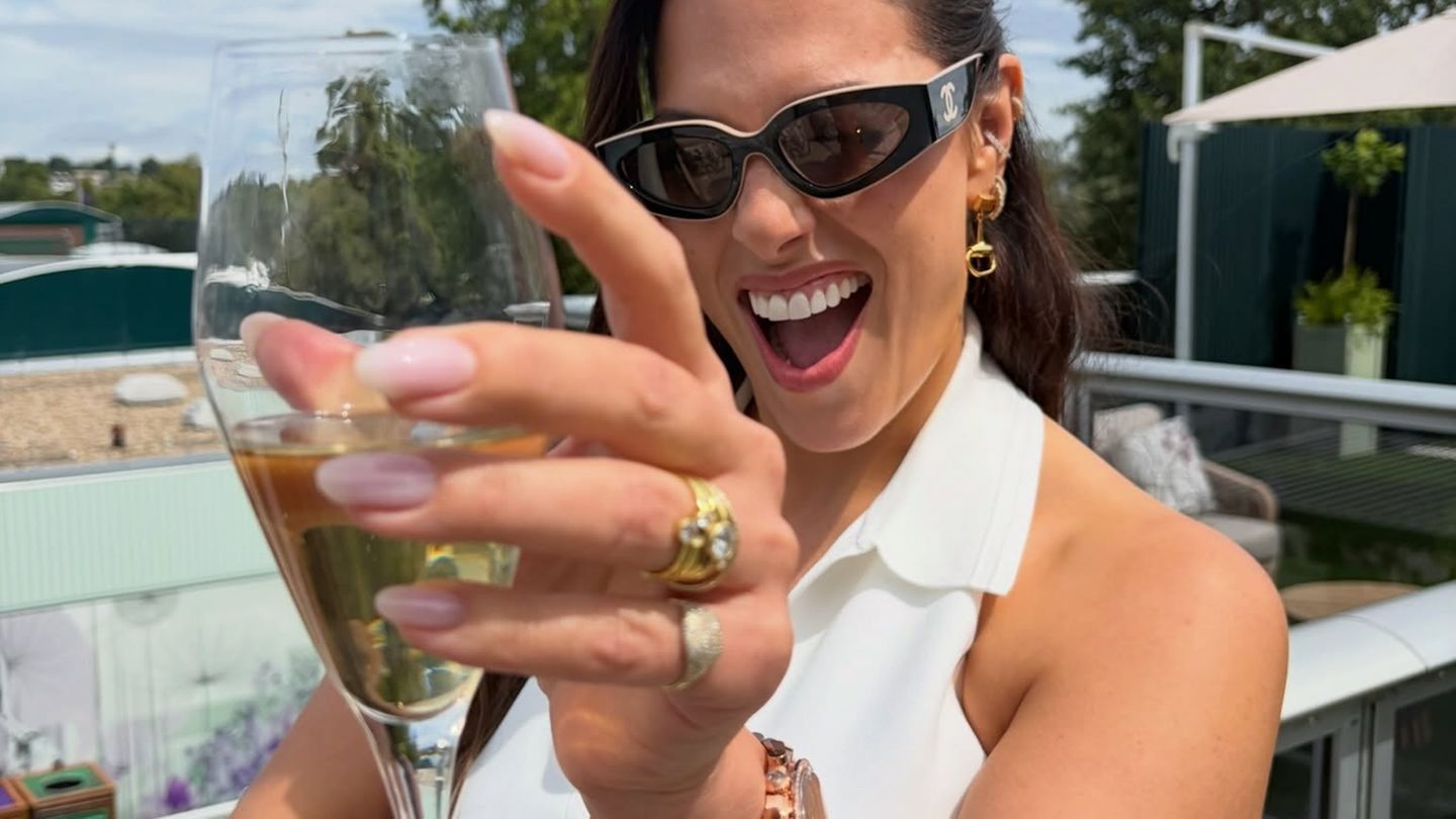 Cocktails-Longdrinks-Co-Ashley-Graham-genie-t-in-Wimbledon-ein-Gl-schen