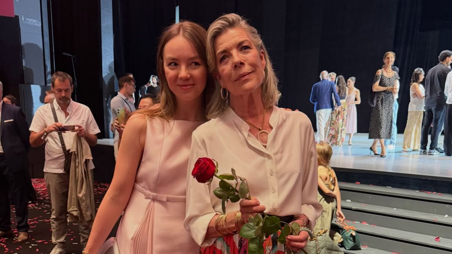 Royale-Looks-Mit-Tochter-Alexandra-ist-sie-der-Hingucker-beim-Ballett