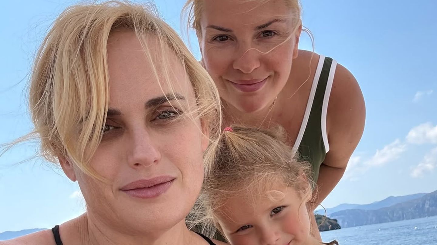 Familienbande 2026: Rebel Wilson teilt erstes Familienfoto mit neugeborenem Baby