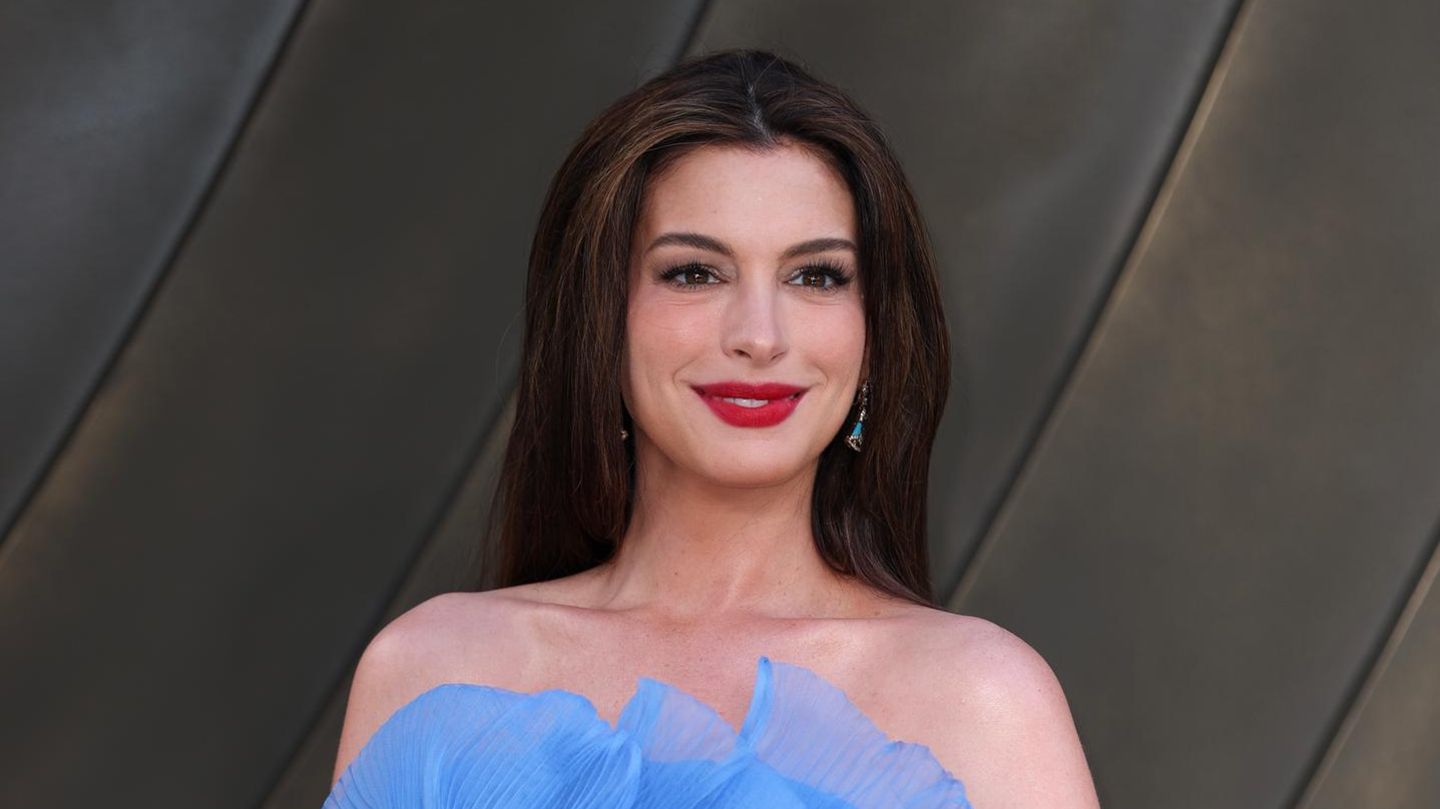 Anne Hathaway: Glamouröser Babybauch-Auftritt bei Premiere sorgt für Aufsehen