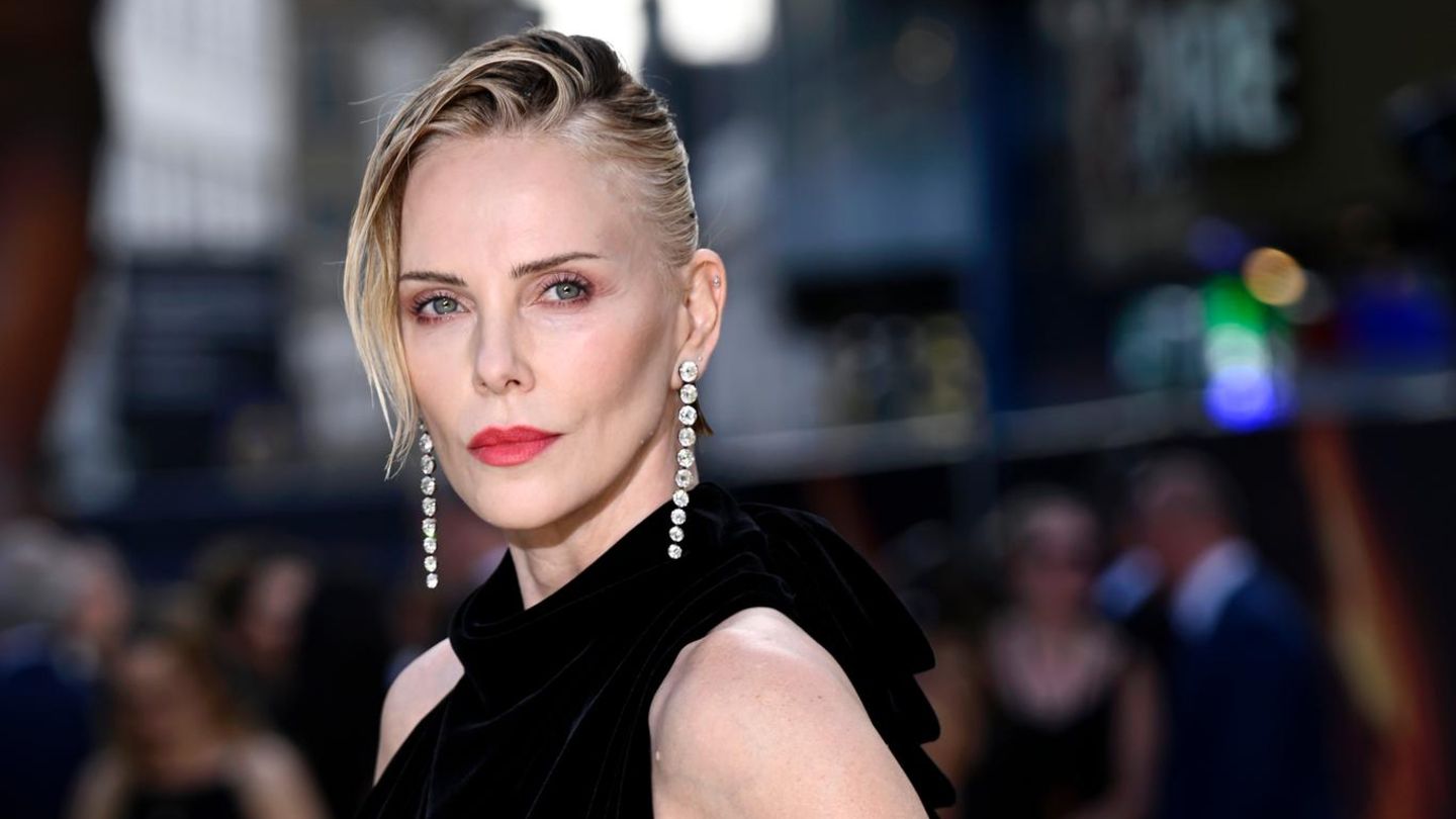 Charlize Theron: Oben-ohne-Foto stiehlt ihrem Premieren-Look die Show