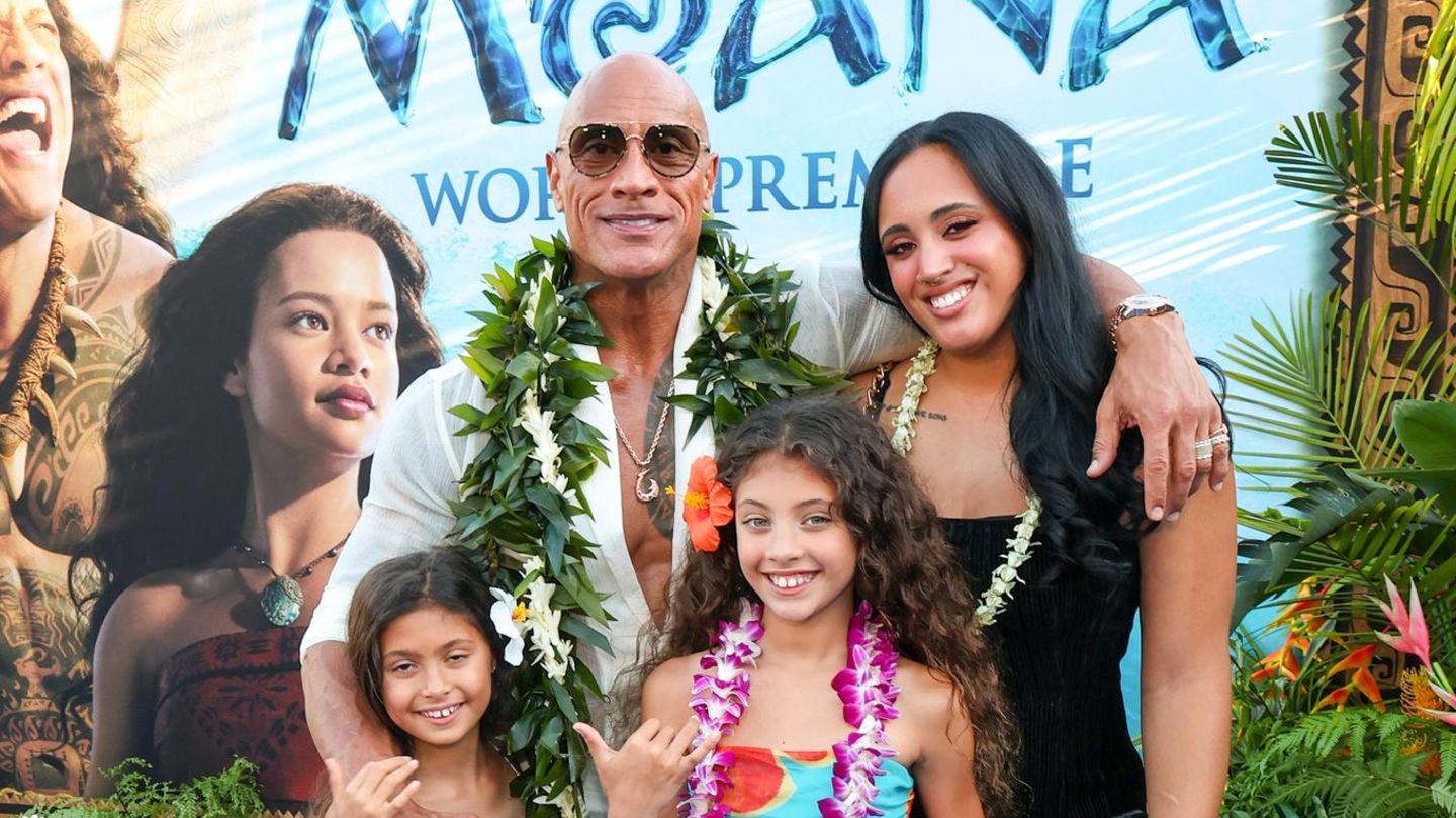 Familien-Style: Dwayne Johnson mit seinen drei Töchtern in Hawaii-Stil
