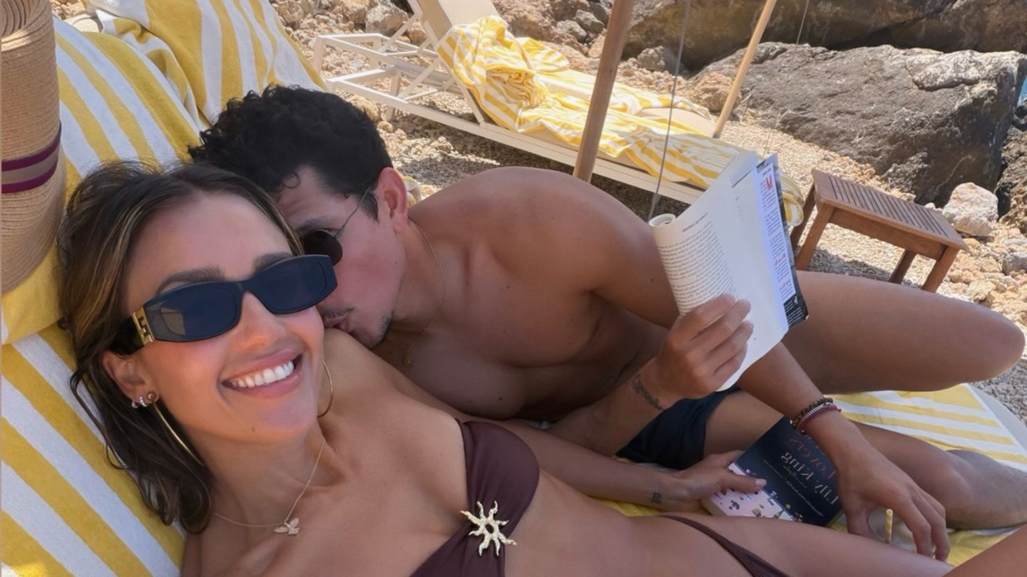 Urlaubsbilder: Jessica Alba taucht in privater Flitter-Hochburg ab