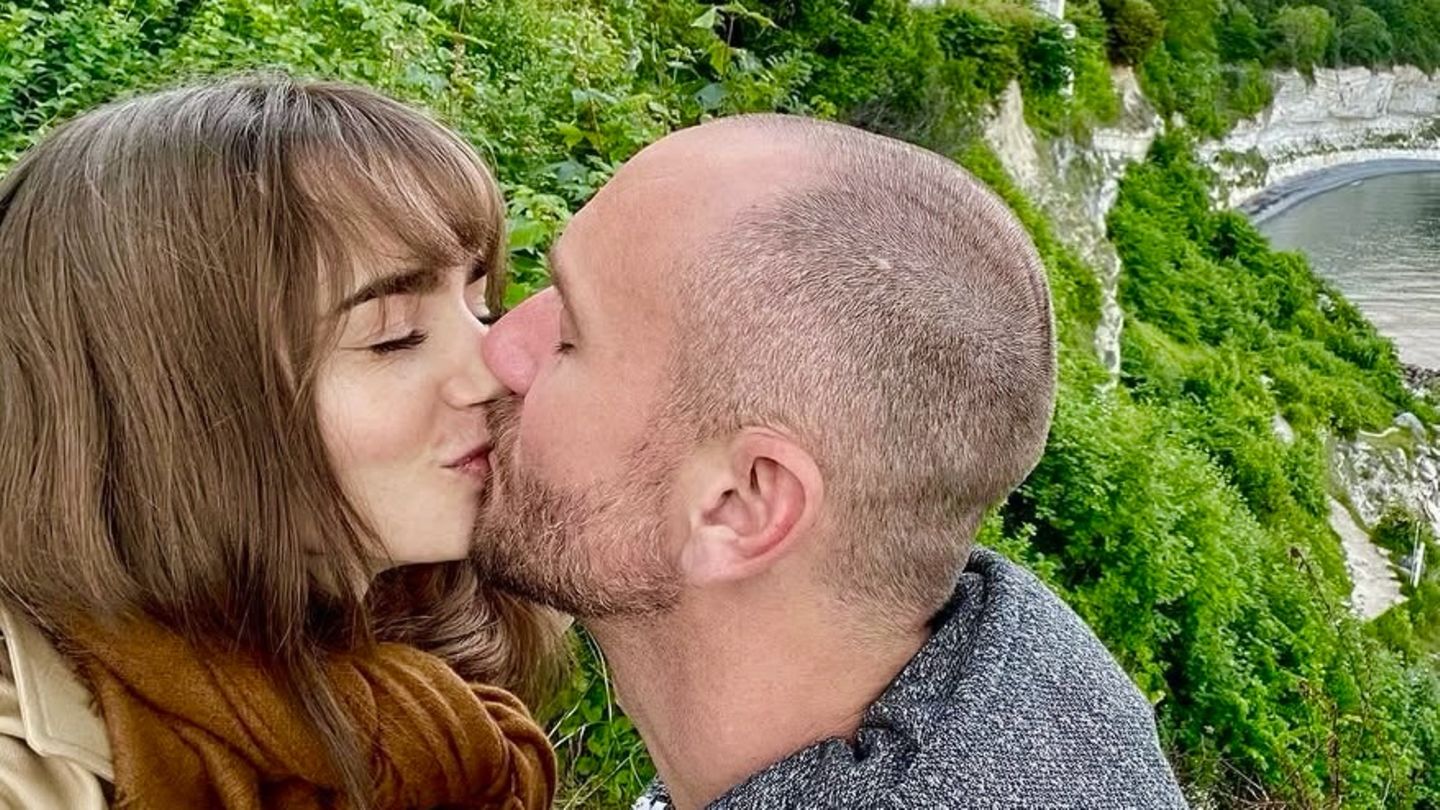 Promi-K-sse-Lily-Collins-feiert-ihre-gro-e-Liebe-mit-r-hrenden-Zeilen
