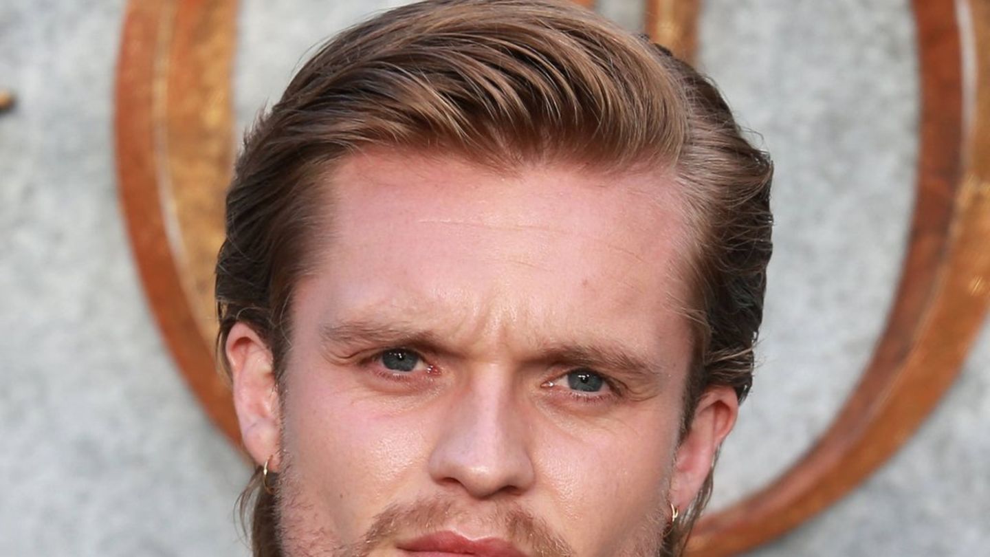 tom-glynn-carney-aus-house-of-the-dragon-so-f-hlen-sich-die-drachenfl-ge-an