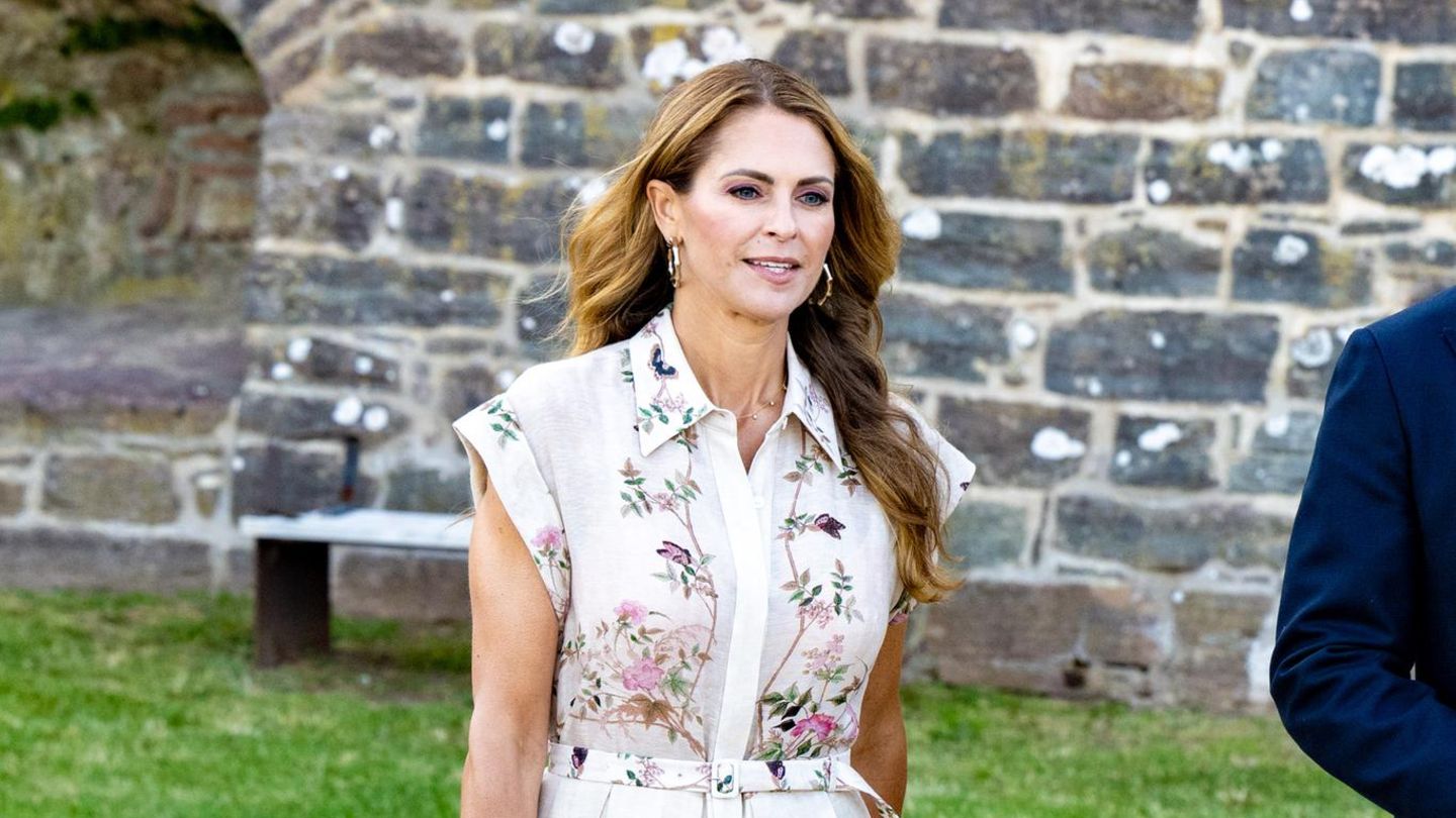 Fashion-Inspiration-Darum-tanzt-sie-mit-ihrer-Kleiderwahl-aus-der-Reihe