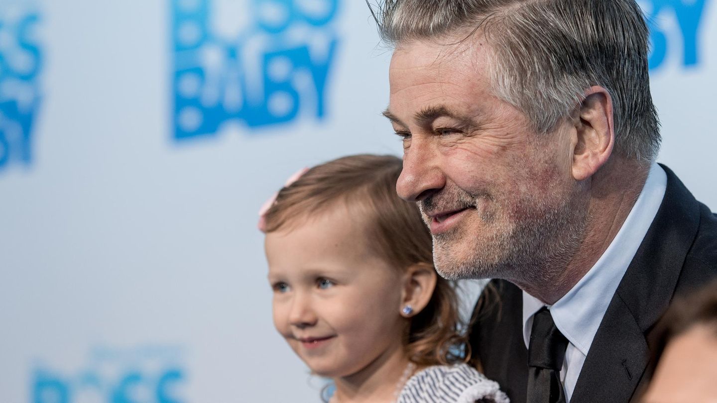 Alec Baldwin: Knapp 10 Jahre später will Tochter Carmen im Mittelpunkt stehen