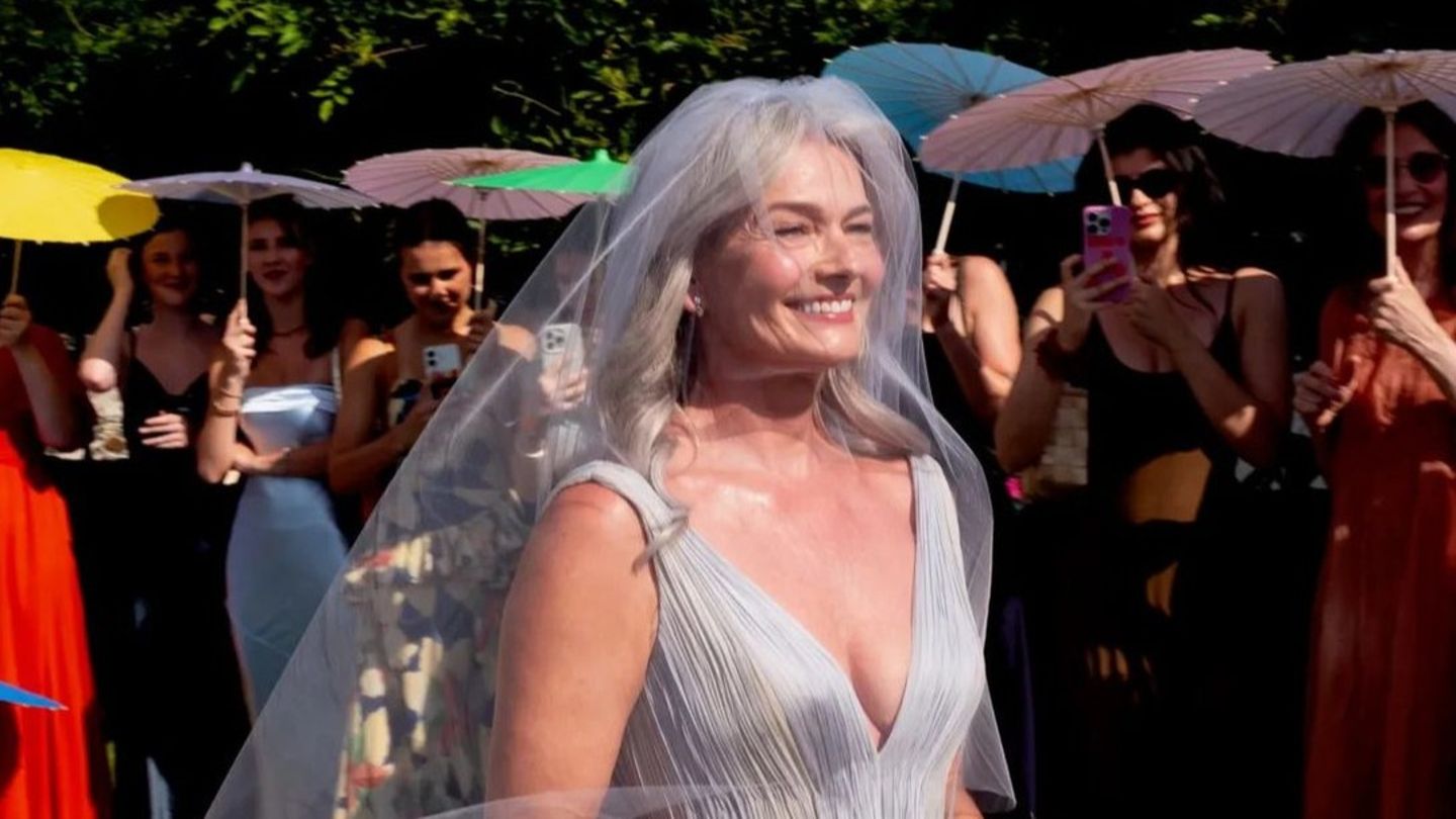 Paulina-Porizkova-und-bricht-mit-ihrem-Brautkleid-eine-alte-Tradition