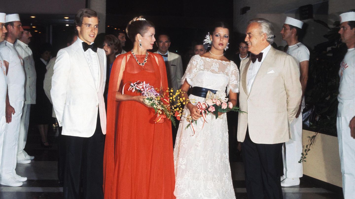 F-rstliche-Fashion-Retrospektive-Die-sch-nsten-Looks-der-Rot-Kreuz-B-lle-in-Monaco