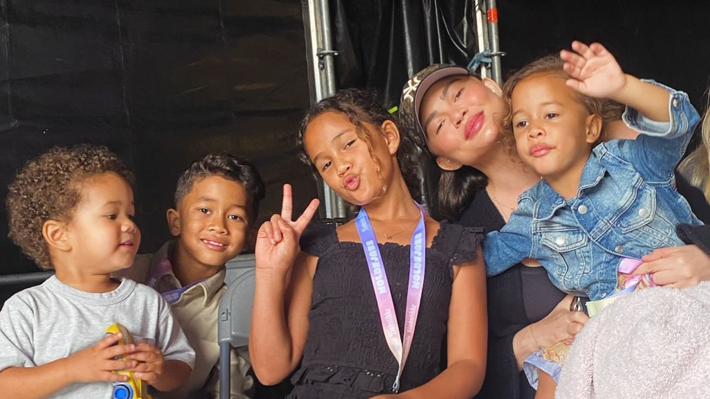 Familienbande-2026-Papa-John-bekommt-s-e-Unterst-tzung-aus-dem-Backstage-Bereich