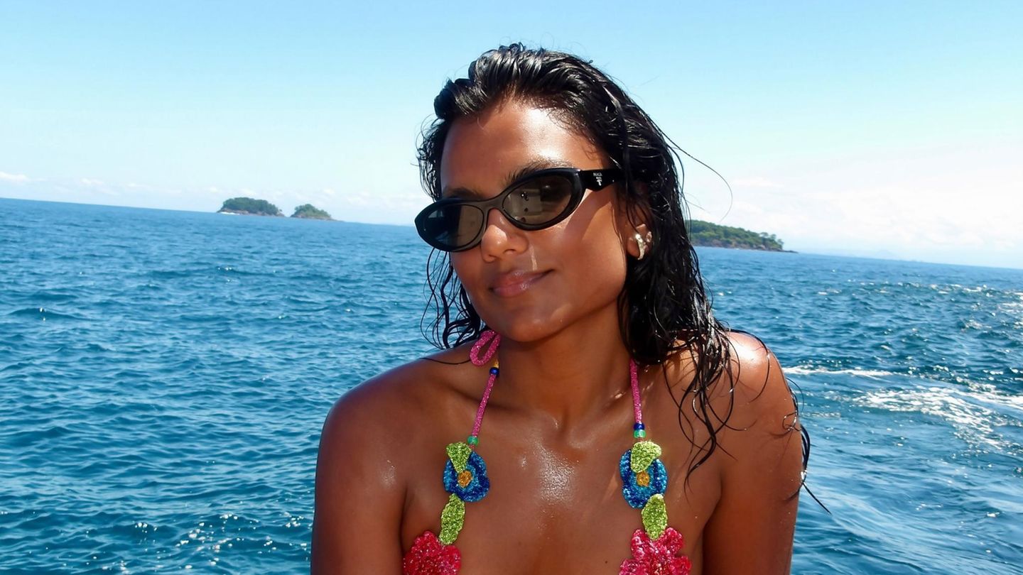 Nasse-Nixen-Vor-traumhafter-Kulisse-zeigt-sie-den-angesagtesten-Beachwear-Trend-des-Sommers