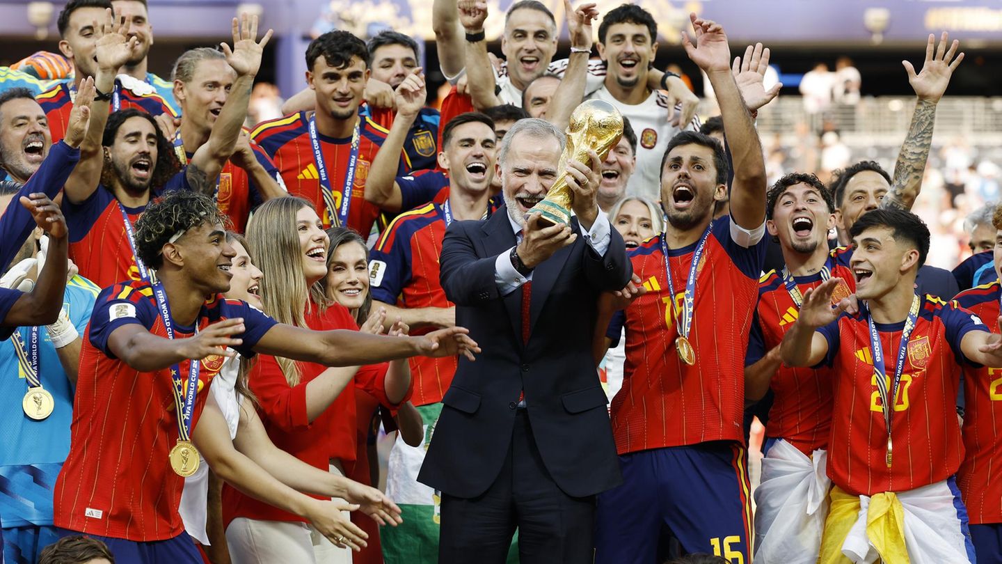 Spaniens-K-nigspaar-Felicidades-Die-K-nigsfamilie-feiert-ihre-Mannschaft