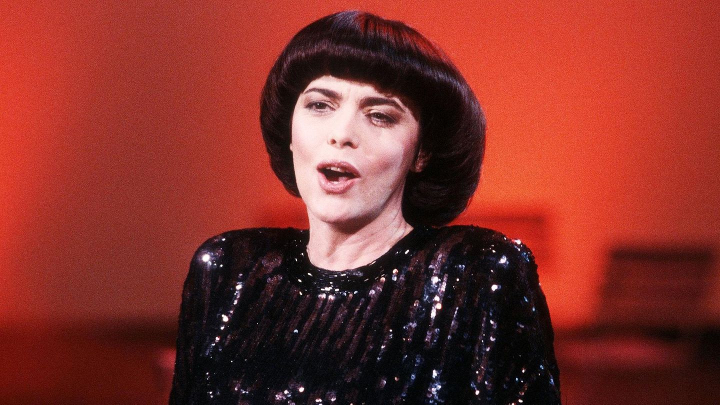 Stars-im-Beautywandel-Die-S-ngerin-mit-der-Kultfrisur-feiert-ihren-80-Geburtstag
