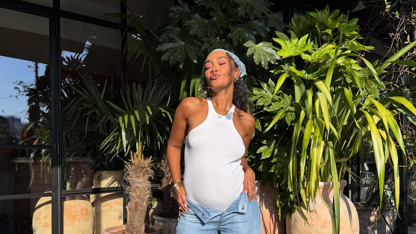 Sch-n-schwanger-2026-S-ngerin-gibt-stylisches-Babybauch-Update