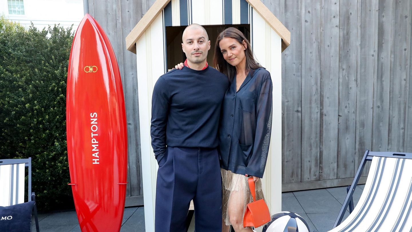 Couple-Looks-Katie-Holmes-gibt-ihr-Red-Carpet-Deb-t-mit-neuer-Liebe