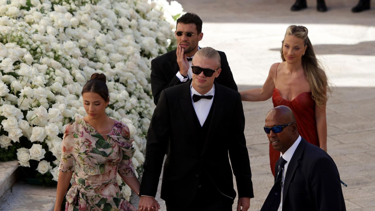 Prominente-Hochzeitsg-ste-mit-Stil-Bei-der-Hochzeit-seines-Fu-ballkollegen-wird-er-zu-James-Bond