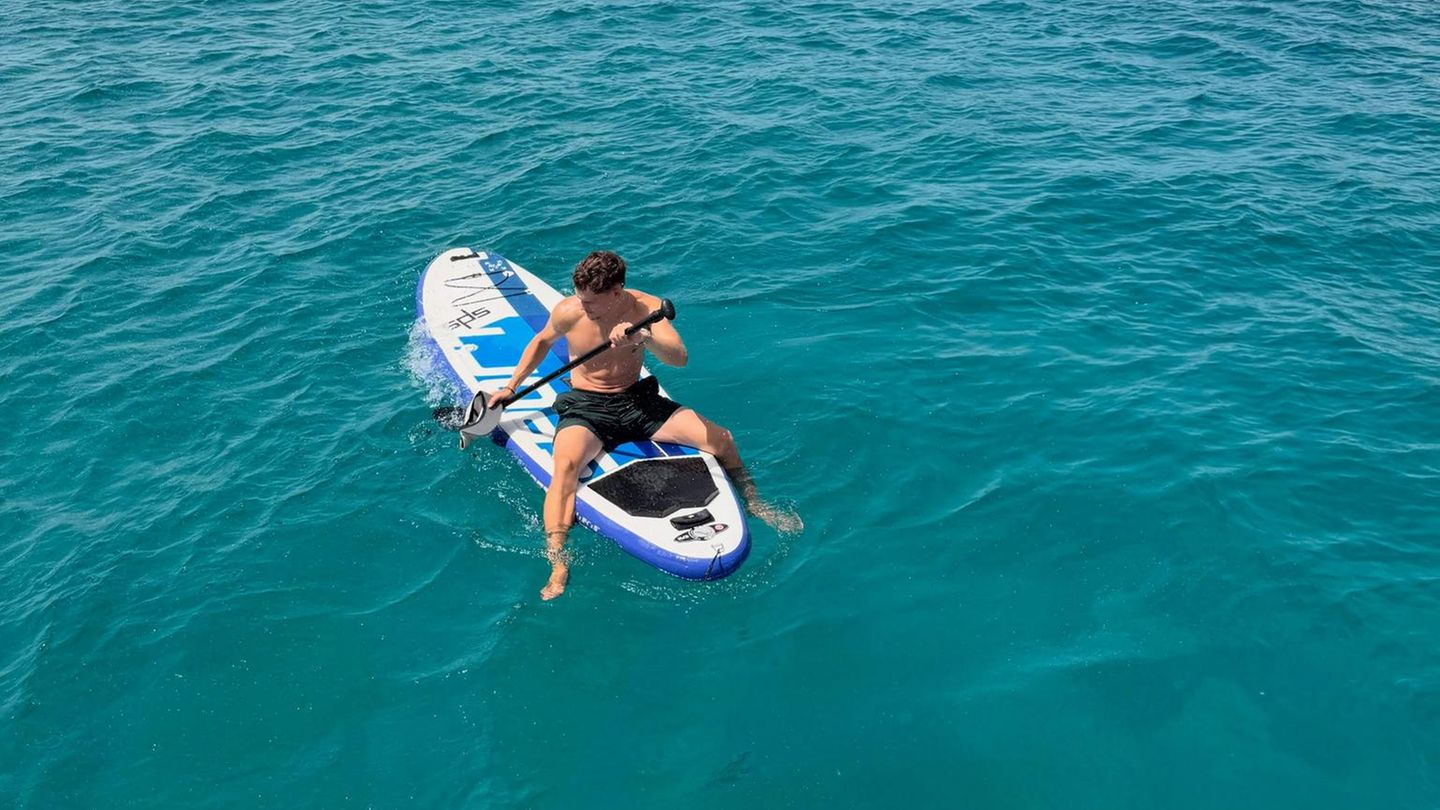 Fitness-Welcher-WM-Held-zeigt-im-Urlaub-seine-Muskeln-