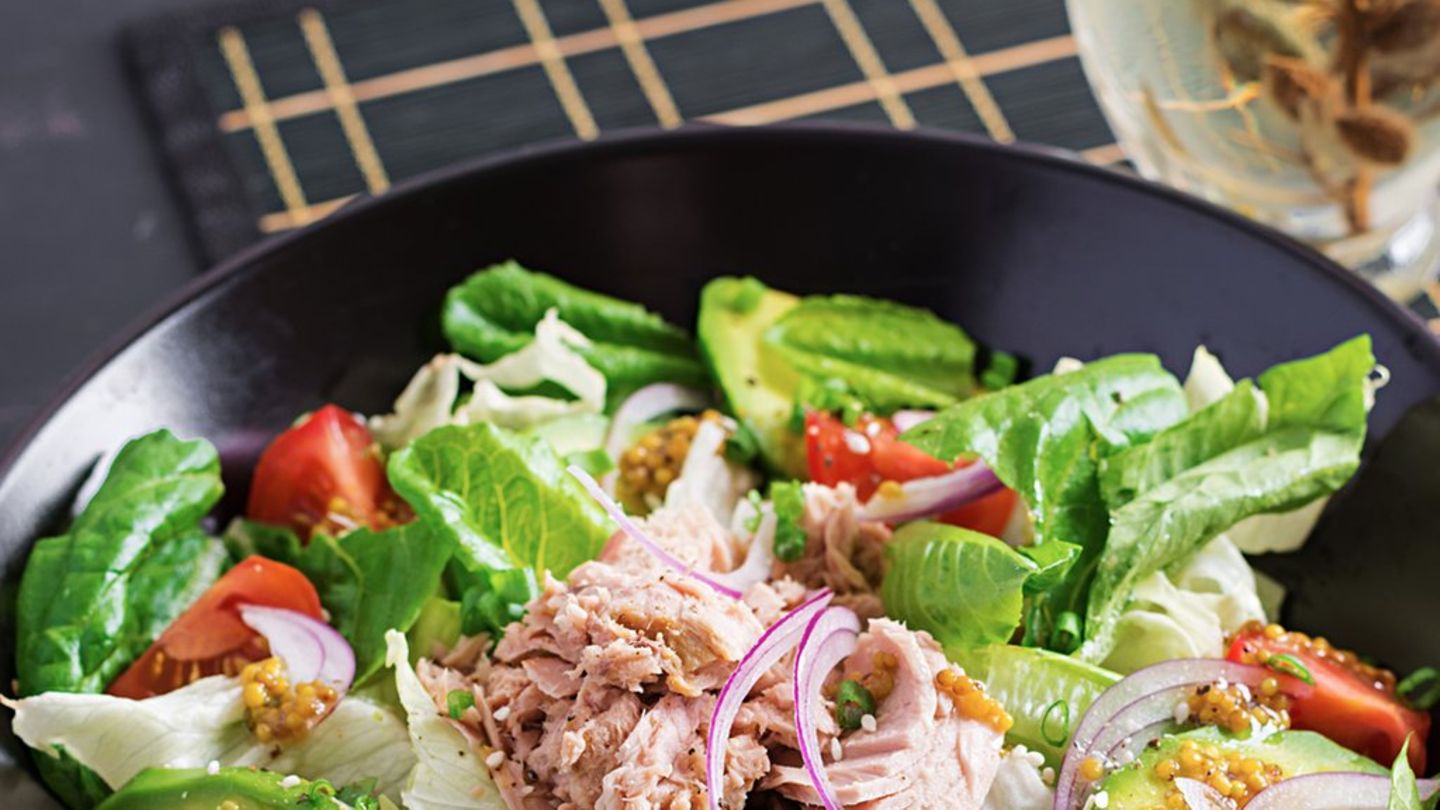 Leichte Küche: Salat mit Thunfisch, Tomaten und Avocado