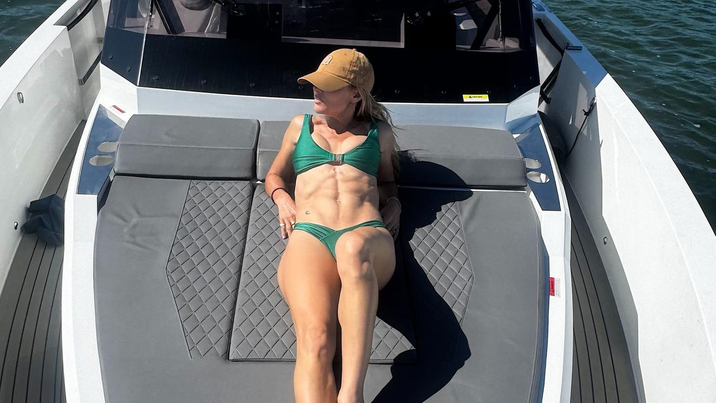 Fitness: Wer präsentiert hier sein Sixpack auf dem Sonnendeck?