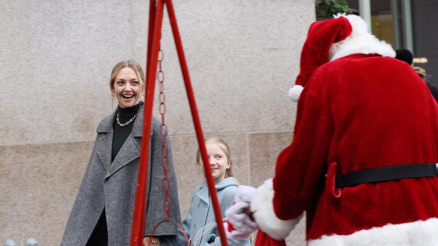 Setbilder 2026: Für Amanda Seyfried steht Weihnachten bereits vor der Tür