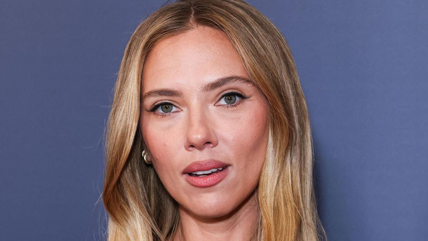 Scarlett Johansson: Sie äußert Kritik an Kleiderordnung auf roten ...