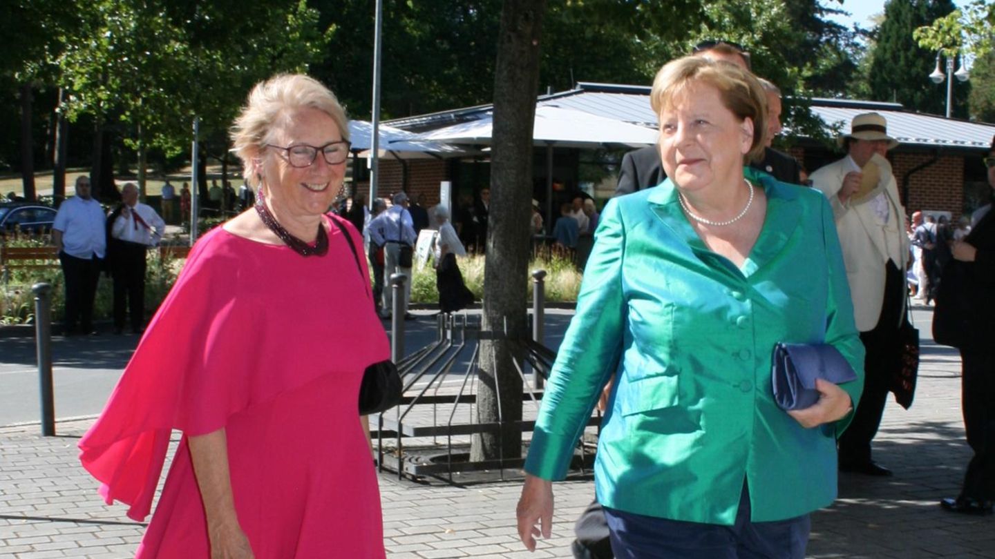 Angela Merkel: Angela Merkel liebt ihren türkisen Schimmer-Blazer