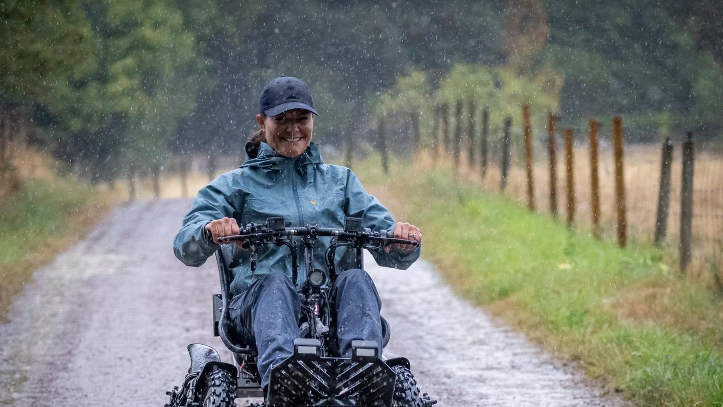Auf in die Natur: Prinzessin Victoria düst im Rollstuhl durch das Naturschutzgebiet