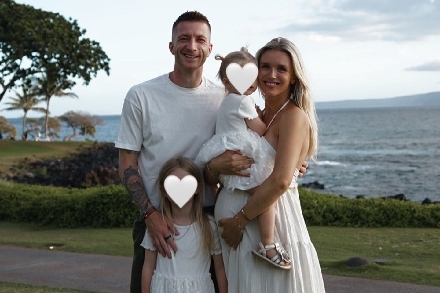 Marco Reus und Scarlett Gartmann-Reus mit ihren gemeinsamen Kindern