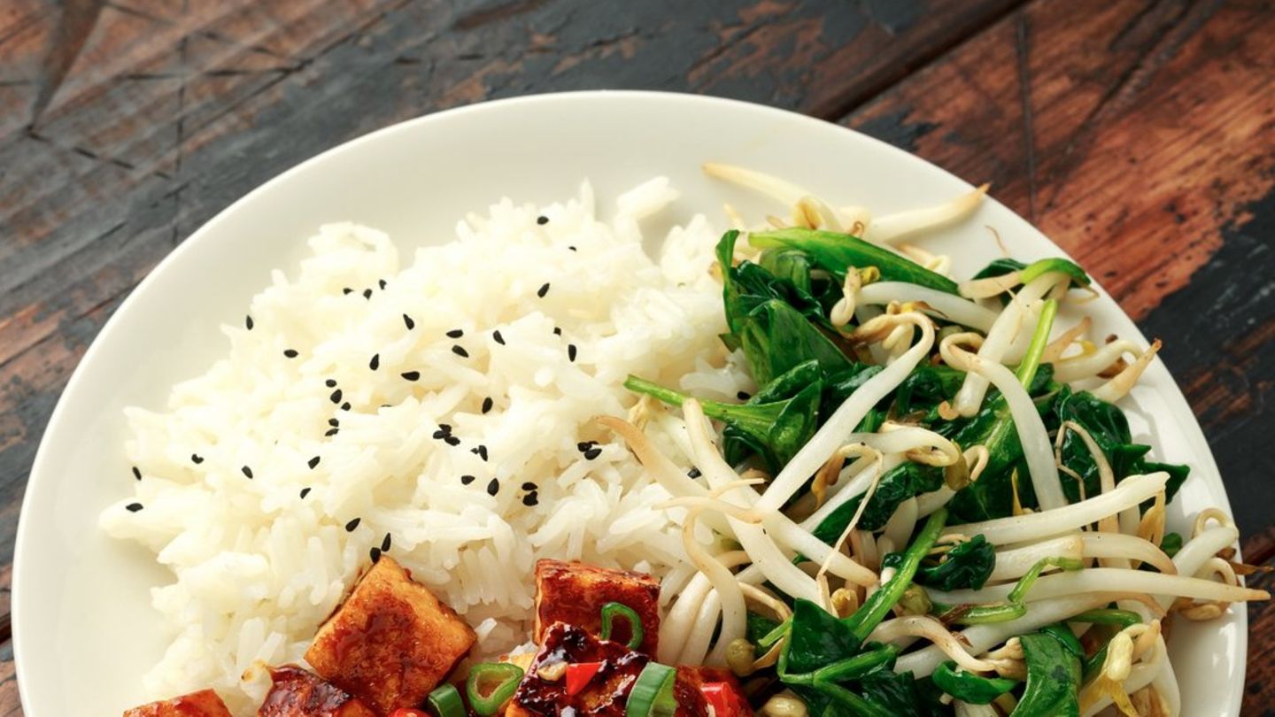 Perfekt für den Feierabend: Gebratener Sweet-Chili-Tofu mit Reis