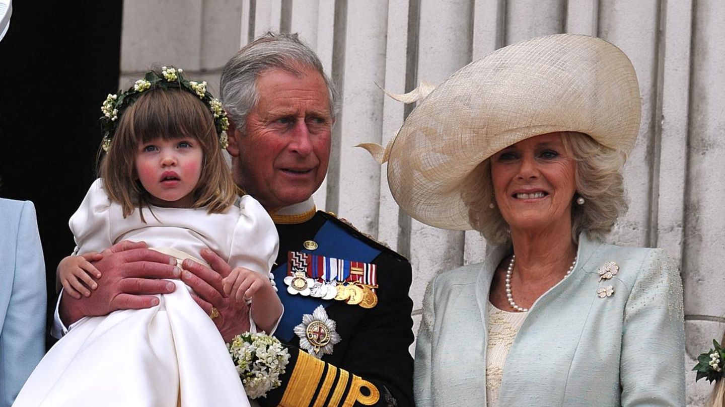 Groß geworden!: Königin Camilla begeistert auf neuen Fotos mit ihrer selten gesehenen Enkelin