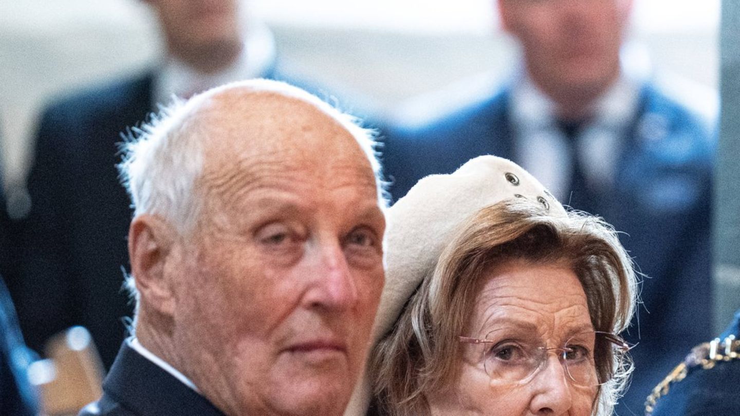 Norwegens König Harald V.: Königin Sonja reist jetzt ohne ihn