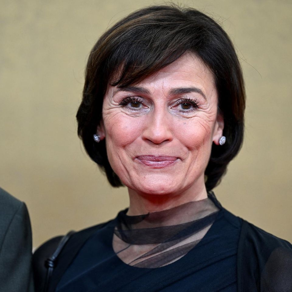 Im Januar 2026 wird Sandra Maischberger auf dem Red Carpet abgelichtet. Glamourös strahlt die Moderatorin in die Kamera, trägt ihre Haare im dunklen, kurzen Bob mit schrägem Pony und hat ihr Make-up perfekt auf ihren Typ abgestimmt. Ein dunkles Rosa schimmert auf den Lippen, etwas rosig glänzen die Wangen – was ihr steht, weiß die 60-Jährige. Mittlerweile gehört Sandra Maischberger zu den erfolgreichsten deutschen Fernsehmoderatorinnen. Ihre Talkshow läuft heute bei der ARD. 
