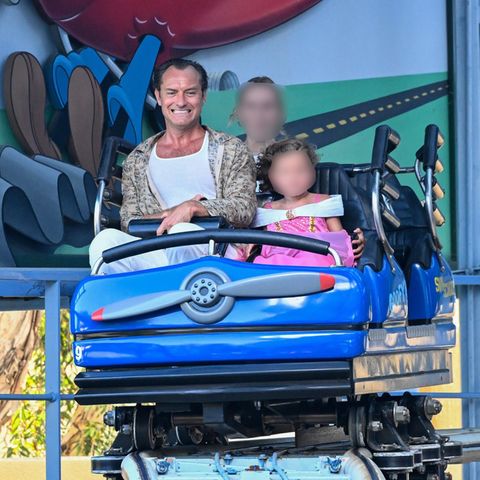 Familienspaß am glücklichsten Ort der Welt: Jude Law wurde dabei gesichtet, wie er beim Disneylandbesuch mit seiner Familie ein Fahrgeschäft nach dem anderen ausprobiert. Der Gesichtsausdruck des Schauspielers während der Fahrt mit der "Goofy’s Sky School" spricht dabei für sich – eine wahre Achterbahnfahrt der Gefühle! 