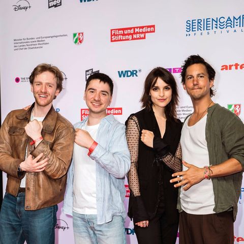 V.l.: Timur Bartels, Ivo Kortlang, Luise Befort und Tim Oliver Schultz bei der Premiere zu "Club der roten Bänder - Die neue G