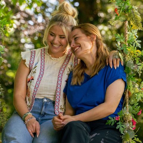 Beatrice Egli (li.) übernimmt in "Team Sonnenhof" ihre allererste Schauspielrolle. Ihre Rolle Céline Huber trifft auf ihre alt