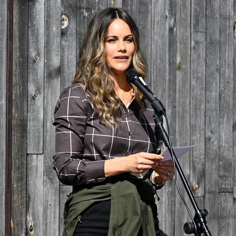Prinzessin Sofia kennen wir normalerweise perfekt herausgeputzt in Glamour-Robe, doch für die Einweihung eines barrierefreien Wanderwegs im Nationalpark Fulufjället in Särna, zeigt sie modisch eine neue Seite von sich. In karierter Bluse, einer olivgrünen Jacke, die sie um die Hüften gebunden hat und einer schwarzen Denimhose macht sie Kates Outdoor-Looks große Konkurrenz. Protagonist des Termins sind aber ihre neuen Strähnen, die im Sonnenlicht besonders schön schimmern. 