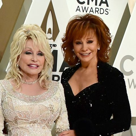 Dolly Parton (li.) und Reba McEntire bei den CMA Awards 2019.