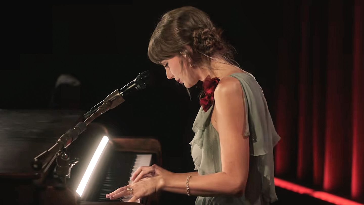 First Close-Up Look at Taylor Swift’s Wedding Ring Details