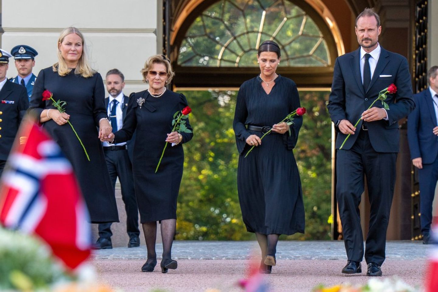 Mette-Marit und Sonja Hand in Hand: Hof blickt auf emotionalen Tag ...