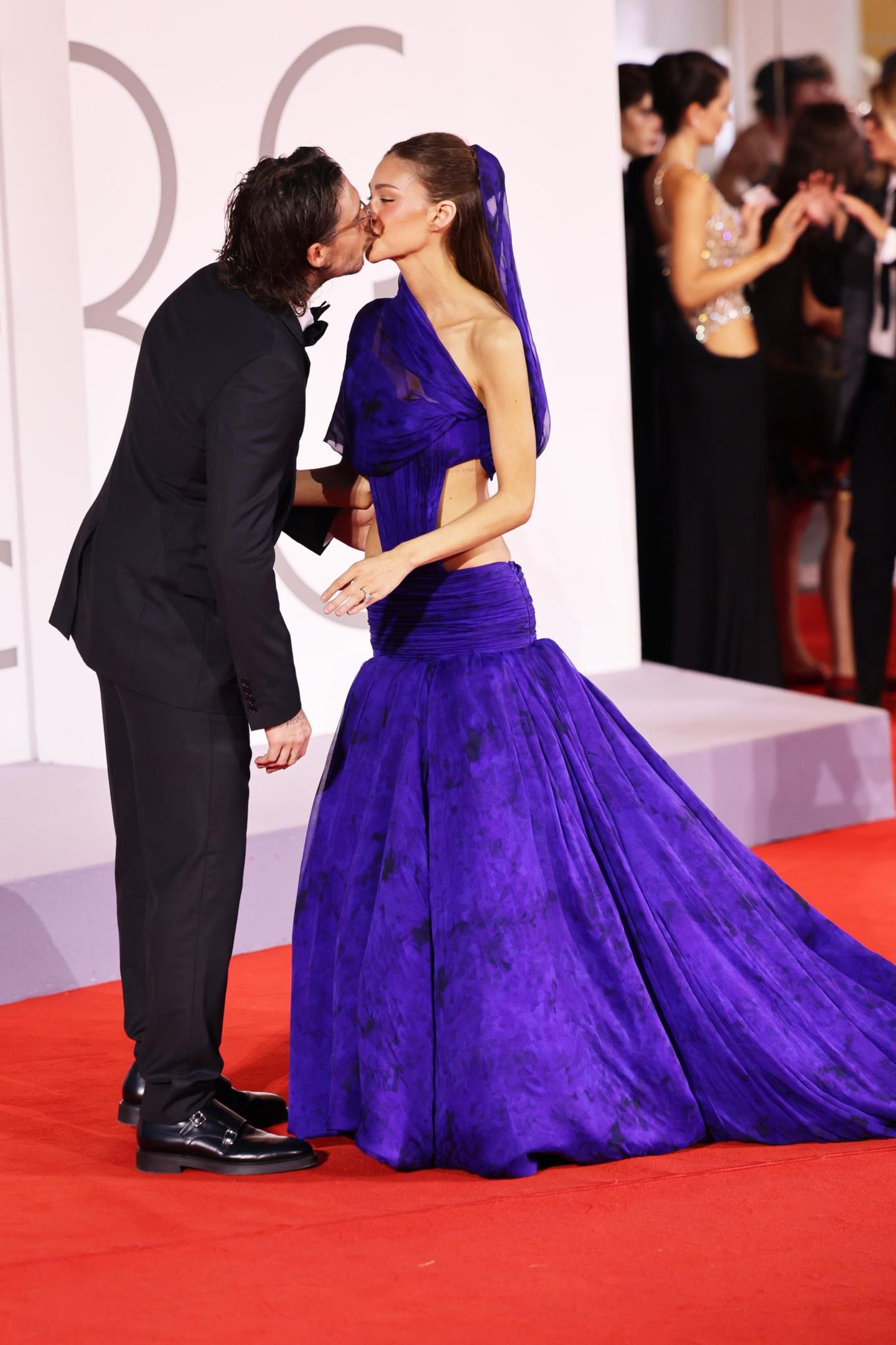 brooklyn-beckham-nicola-peltz-gro-er-k-sschen-glamour-auf-dem-red