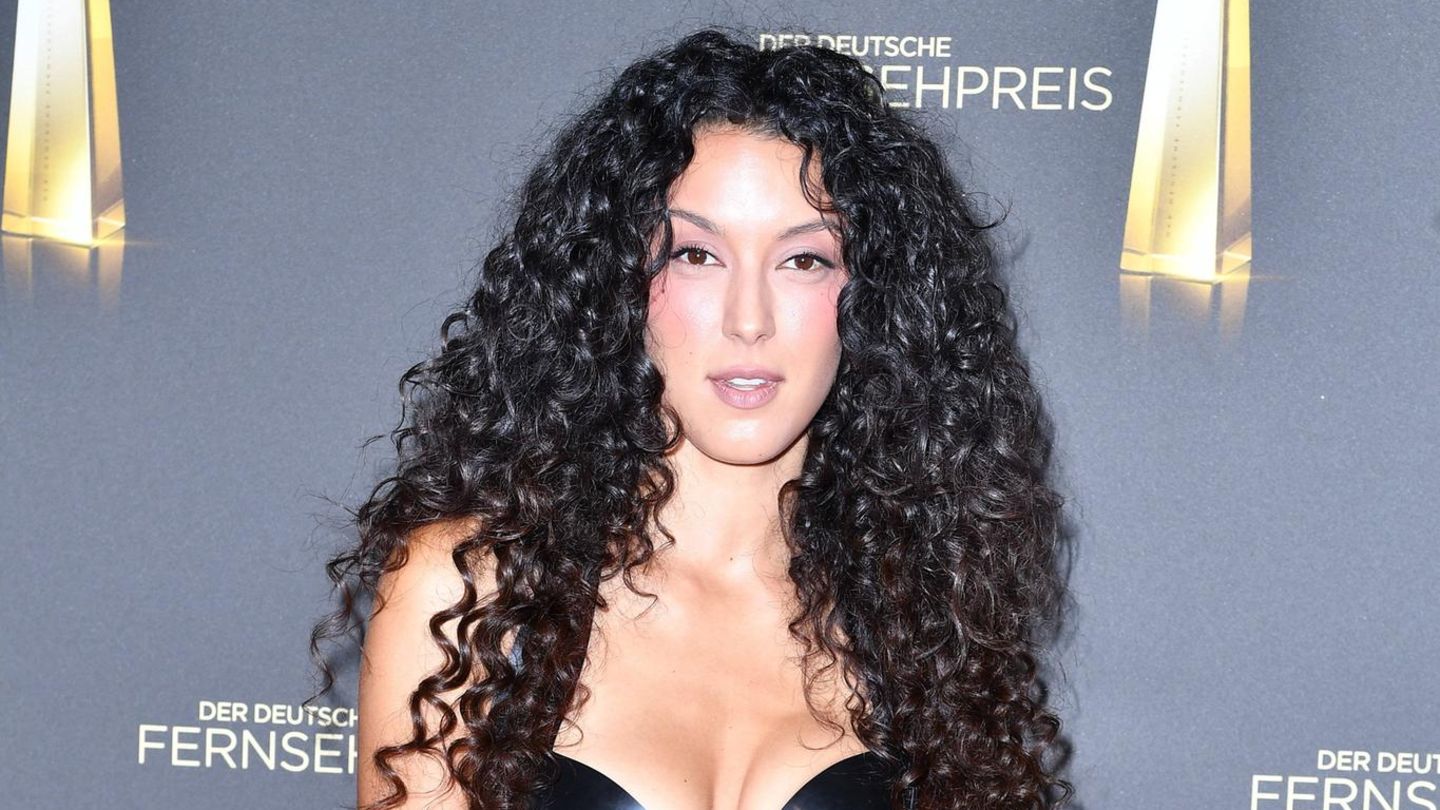 Rebecca Mir : Ihr enger Latex-Look zieht beim Deutschen Fernsehpreis alle Blicke auf sich