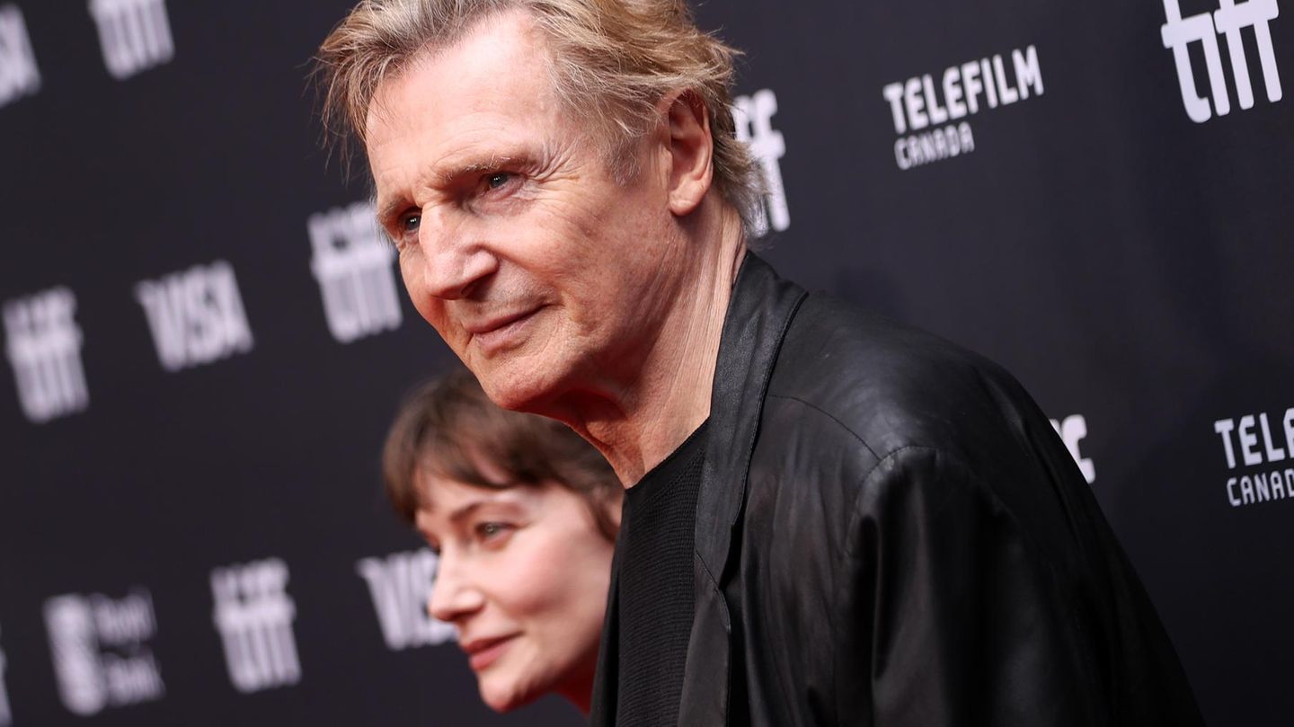 Liam Neeson : Er zeigt sich Hand in Hand auf dem roten Teppich