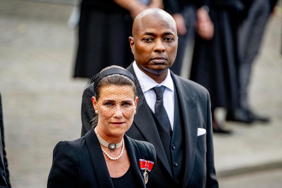 durek-verrett-spricht-offen-ber-schwere-zeit-nach-k-nig-haralds-tod