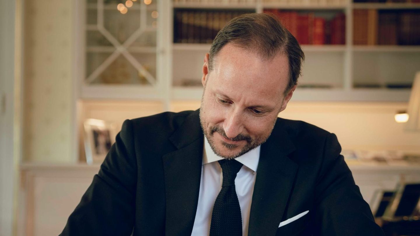 Haakon, Mette-Marit + Co.: König Haakon sendet emotionale Briefe! "Ich frage danach…" Haakon, Mette-Marit + Co.: König Haakon sendet emotionale Briefe! "Ich frage danach…"