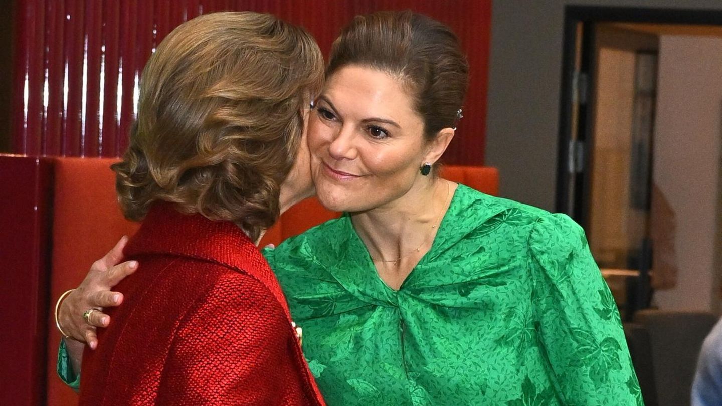 Die schwedische Königsfamilie: Ein herzlicher Moment! Victoria nimmt Mama Sylvia in den Arm